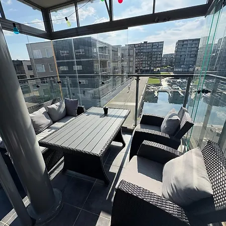 Modern With Balcony Available Aug 24-27 Ons Lägenhet *