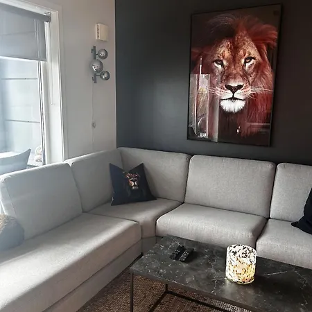 Lägenhet Modern With Balcony Available Aug 24-27 Ons