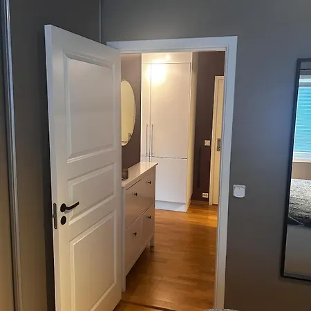Modern With Balcony Available Aug 24-27 Ons Lägenhet *