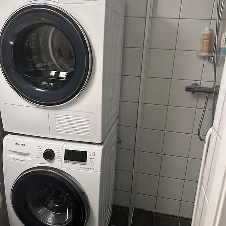 Modern With Balcony Available Aug 24-27 Ons Lägenhet